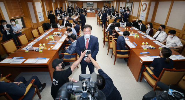 미래통합당(국민의힘 전신) 민경욱 전 의원이 지난 2021년 6월 28일 오전 인천시 미추홀구 인천지방법원에서 4·15 총선 인천 연수을 무효 소송 재검표를 앞두고 취재진에게 입장을 밝히고 있다. 민 전 의원은