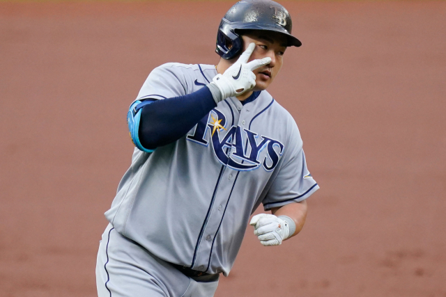 미국 메이저리그(MLB) 탬파베이 레이스 최지만이 28일 미국 메릴랜드주 볼티모어의 오리올 파크 앳 캠던 야즈에서 열린 볼티모어 오리올스와의 경기 1회에 2점 홈런을 친 뒤 세리머니를 하고 있다. 연합뉴스