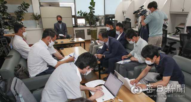 이종헌 대구시 정책총괄단장이 28일 오후 대구시청 동인청사 기자실에서 내달 초 발의를 앞두고 있는 대구경북통합신공항 특별법에 대해 설명하고 있다. 안성완 기자 asw0727@imaeil.com