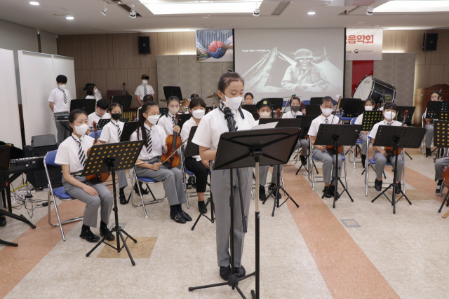 대구지방보훈청과 대구 동신초등학교가 공동 주관한 UN군 참전의 날 행사에서 동신초 학생들이 직접 작성한 감사 편지를 낭독하고 있다. 대구보훈청 제공