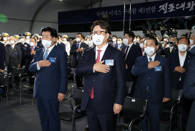 국민의힘 권성동 당대표 직무대행 겸 원내대표가 28일 오전 울산시 현대중공업에서 열린 차세대 이지스구축함 정조대왕함 진수식에서 국기에 경례를 하고 있다. 연합뉴스