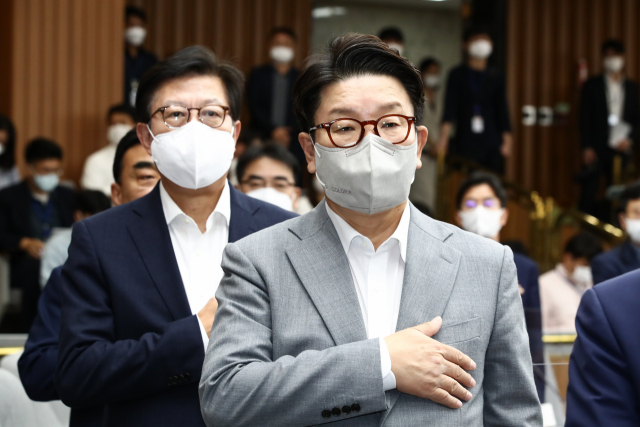 국민의힘 권성동 당 대표 직무대행 겸 원내대표가 27일 오전 국회에서 열린 국민의힘-부산·울산·경남 예산정책협의회에서 국기에 경례하고 있다. 연합뉴스