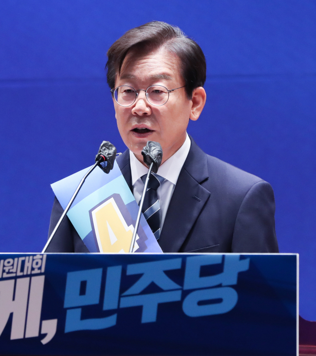 28일 오후 서울 여의도 국회 의원회관에서 열린 더불어민주당 당대표 및 최고위원 선출을 위한 예비경선대회에서 이재명 당대표 예비후보자가 정견 발표를 하고 있다, 연합뉴스