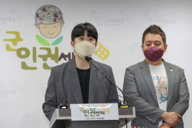 김형남 군인권센터 사무국장(왼쪽)이 지난 27일 오전 서울 마포구 군인권센터에서 열린 공군 제20전투비행단 강 하사 사망 사건 초동 브리핑 기자회견에서 발언하고 있다. 사진은 기사내용과 관련없음. 연합뉴스