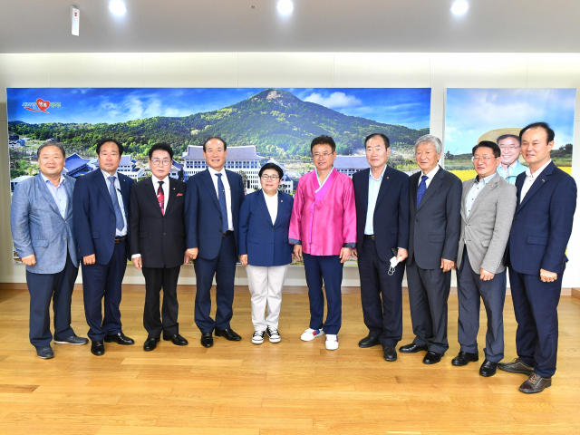 이철우(왼쪽 6번째) 경북도지사는 28일 경북도청에 방문한 임이자(왼쪽 5번째) 국민의힘 경북도당 위원장을 만나 