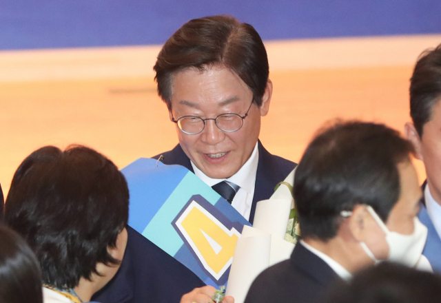 더불어민주당 이재명 당 대표 예비후보가 28일 오후 국회 의원회관에서 열린 더불어민주당 당 대표 및 최고위원 선출을 위한 예비경선대회에서 최종 후보로 선출된 뒤 축하받고 있다. 연합뉴스