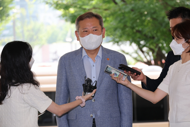 이상민 행정안전부 장관이 29일 오전 정부서울청사에 출근하며 기자의 질문에 답하고 있다. 연합뉴스