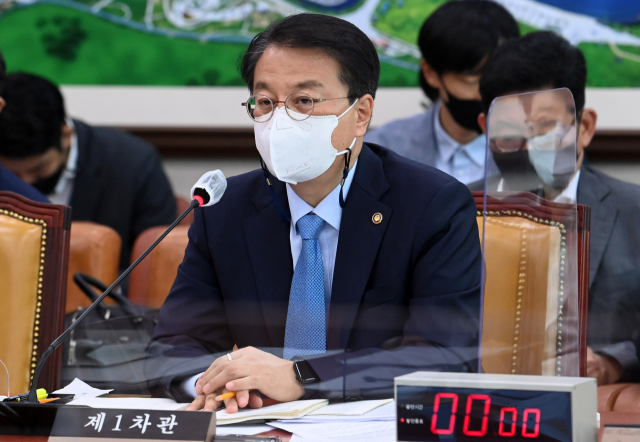 29일 오전 국회에서 열린 민생경제안정특별위원회에서 방기선 기획재정부 제1차관이 의원 질의에 답하고 있다. 연합뉴스