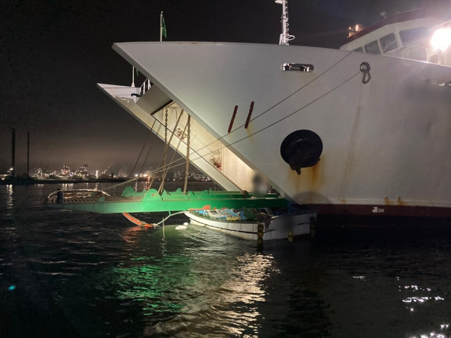 29일 오전 포항시 북구 항구동 포항구항에서 발생한 화물선-어선 사고를 해경이 조사하고 있다. 포항해양경찰서 제공.