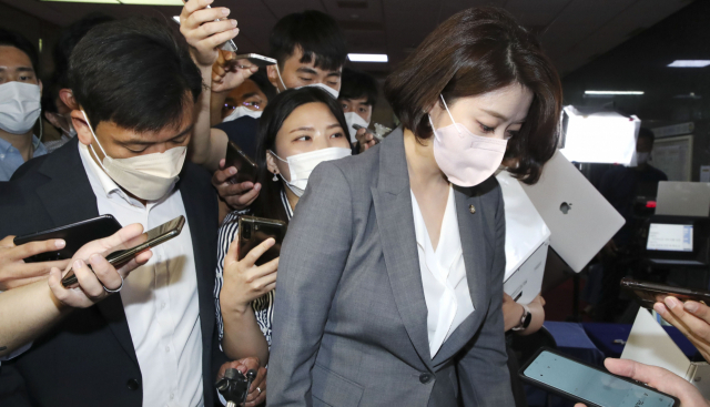 국민의힘 배현진 최고위원이 29일 서울 여의도 국회 당 원내대표실에서 최고위원 간담회를 마치고 나와 최고위원직 사퇴 의사를 밝힌 뒤 국회를 나서고 있다. 연합뉴스