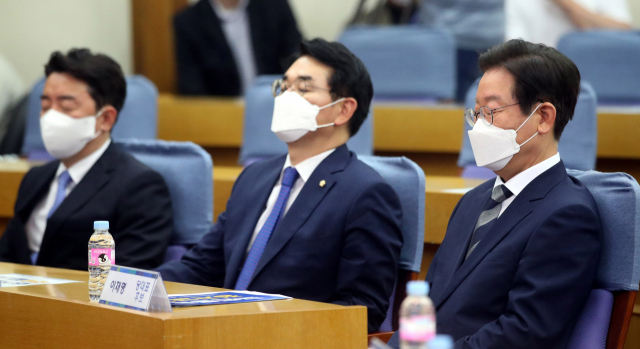 더불어민주당 이재명(오른쪽부터), 박용진, 강훈식 당 대표 후보가 29일 오전 국회 의원회관에서 열린 더불어민주당 국민통합 정치교체 추진위원회 당 대표 후보자 초청 공개토론회에 참석해 있다. 연합뉴스