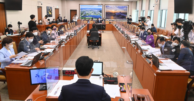29일 오전 국회에서 민생경제안정특별위원회가 열리고 있다. 연합뉴스