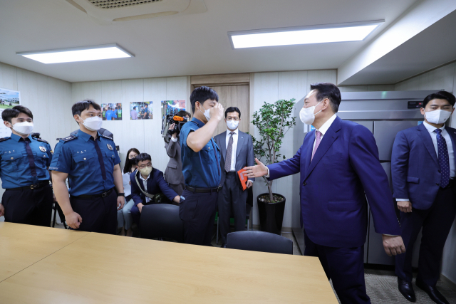 윤석열 대통령이 29일 오전 서울 서대문구 신촌지구대를 방문, 폭염 속 민생치안 활동에 여념이 없는 경찰관들과 환담에 앞서 인사하고 있다. 연합뉴스