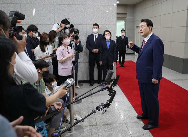 윤석열 대통령이 지난달 23일 오전 용산 대통령실로 출근하며 취재진 질의에 답하던 중 주먹을 쥐고 있다. 윤 대통령은 경찰의 치안감 인사 번복과 관련해 