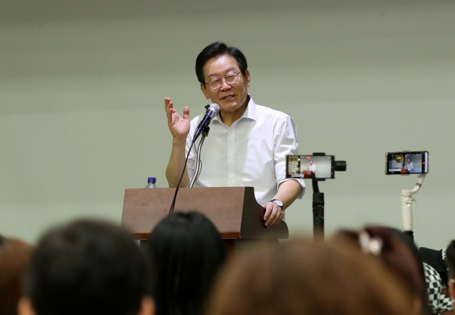 더불어민주당 이재명 당 대표 후보가 30일 강원 강릉시 녹색도시체험센터를 방문해 토크 콘서트를 하고 있다. 연합뉴스
