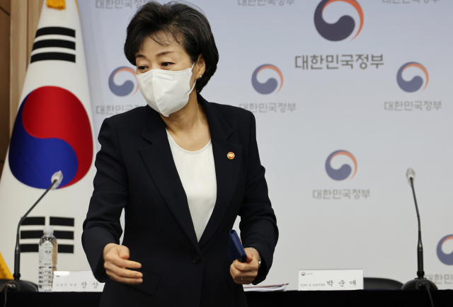 박순애 사회부총리 겸 교육부 장관이 29일 정부서울청사 브리핑실에서 교육부 업무보고 사전 브리핑을 위해 이동하고 있다. 연합뉴스