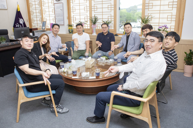 김장호 구미시장이 지난 28일 오전 8시 시장 집무실에서 시민들과 함께 아침 식사를 하며 지역현안 및 불편, 건의사항 등의 의견을 수렴하며 적극 소통에 나서고 있다. 구미시 제공
