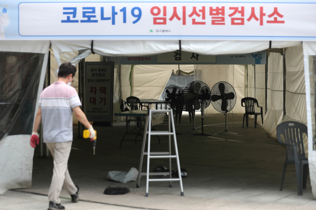 29일 대구 중구 국채보상운동 기념공원에 신종 코로나바이러스 감염증(코로나19) 임시선별검사소가 설치되고 있다. 대구시는 확진자가 증가하며 철거했던 임시선별검사소를 약 3개월만인 다음 달 1일부터 재가동한다. 연합뉴스