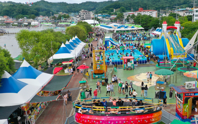 물놀이장을 찾은 관광객들이 인산인해를 이루고 있다. 봉화군 제공