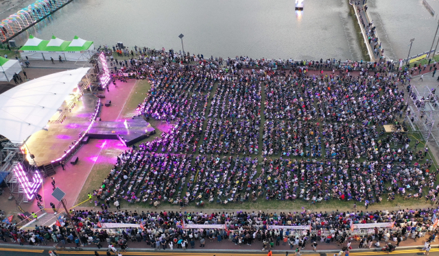 은어 축제 개막 공연장에 많은 안파가 몰렸다. 봉화군 제공
