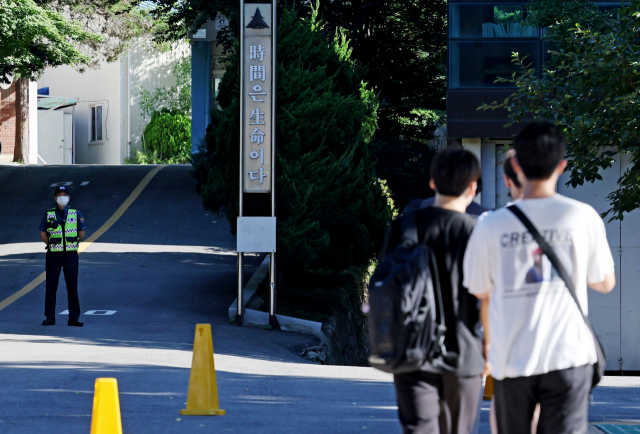 30일 2023학년도 경찰대학 1차 시험이 열리는 서울 동작구 성남중·고등학교에서 수험생들이 시험장으로 들어서고 있다. 연합뉴스
