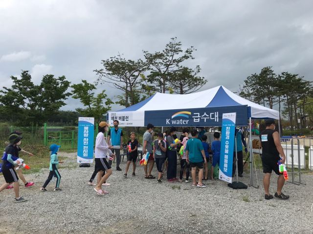 K-water 예천수도지사가 버블런 행사장에 시음 부스를 마련해 수돗물을 맛과 안전성을 홍보했다. 윤영민 기자