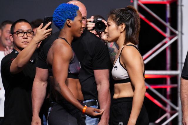UFC 277 여자 경기 전 계체량에 나선 김지연(오른쪽)과 상대 조셀린 에드워즈(파나마)가 마주보고 있다. UFC코리아 제공