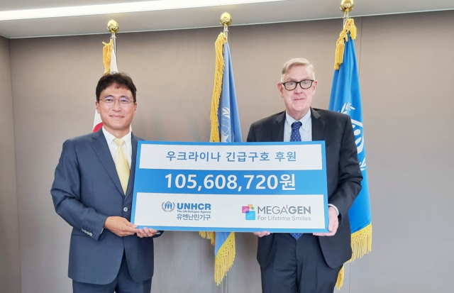 메가젠임플란트는 유엔난민기구에 우크라이나 긴급구호 기부금을 전달했다. 박성수(왼쪽) 메가젠 전무와 제임스 린치 유엔난민기구 한국대표부 대표. 메가젠 제공