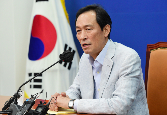 더불어민주당 우상호 비상대책위원장이 31일 국회 본청 당대표회의실에서 기자간담회를 열고 기자들의 질문에 답하고 있다. 연합뉴스