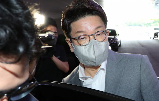 국민의힘 권성동 당 대표 직무대행 겸 원내대표가 지난 29일 오전 서울 여의도 국회에서 최고위원 간담회를 마친 뒤 차량에 타고 있다. 연합뉴스