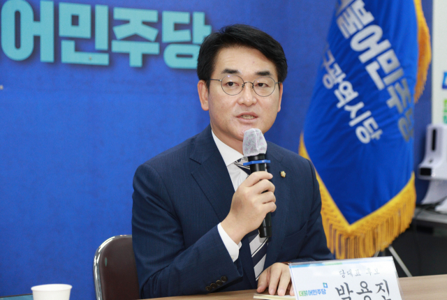 더불어민주당 당 대표 후보인 박용진 후보가 31일 대구시당에서 지역 기자들과 간담회를 하고 있다. 연합뉴스