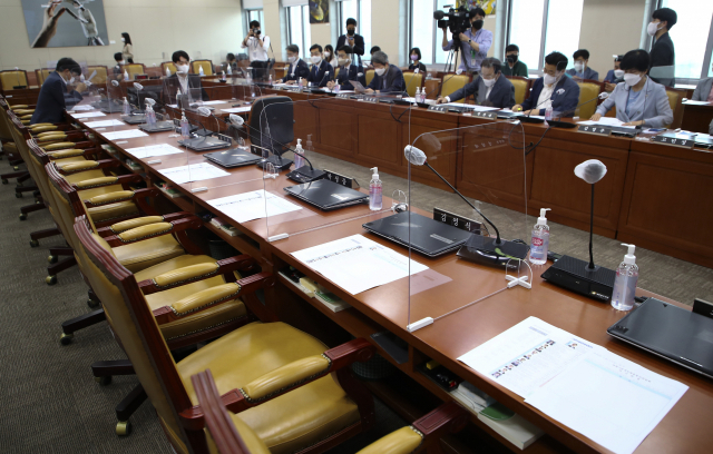 27일 국회에서 과학기술정보방송통신위원회 전체회의가 국민의힘 의원들이 불참한 가운데 열렸다. 연합뉴스