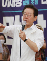 더불어민주당 당 대표 후보인 이재명 의원이 31일 대구 북구 엑스코에서 시민 토크쇼를 하고 있다. 연합뉴스