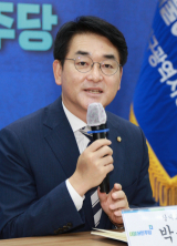 더불어민주당 당 대표 후보인 박용진 의원이 31일 대구시당에서 지역 기자들과 간담회를 하고 있다. 연합뉴스