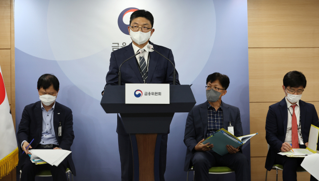 이윤수 금융위원회 자본시장정책관이 28일 정부서울청사 브리핑실에서 관계기관 합동으로 불법 공매도 적발, 처벌 강화 및 공매도 관련 제도 보완 방안을 발표하고 있다. 이날 브리핑에는 윤병준 대검찰청 반부패부 과장과 안승근 금융감독원 조사국장, 이승범 한국거래소 시장감시본부 본부장보가 배석했다. 연합뉴스