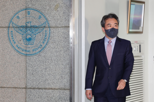 윤희근 경찰청장 후보자가 지난 25일 오후 서울 서대문구 경찰청에서 퇴근길 취재진과의 질의응답을 위해 이동하고 있다. 연합뉴스