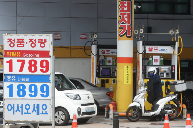 지난달부터 유류세 인하 폭이 30%에서 37%로 확대되면서 전국 주유소 휘발유 평균 가격이 리터(ℓ)당 1천800원대까지 하락한 것으로 집계됐다. 1일 서울 시내 주유소 모습. 연합뉴스