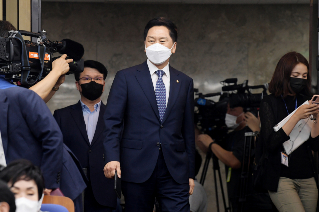 국민의힘 김기현 의원이 1일 오후 서울 여의도 국회에서 열린 의원총회에 참석하고 있다. 연합뉴스