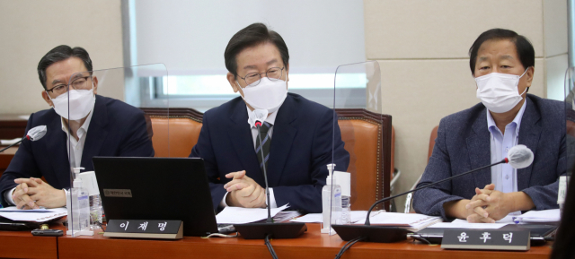 더불어민주당 이재명 의원이 1일 서울 여의도 국회에서 열린 국방위원회 전체회의에 참석해 발언하고 있다. 연합뉴스