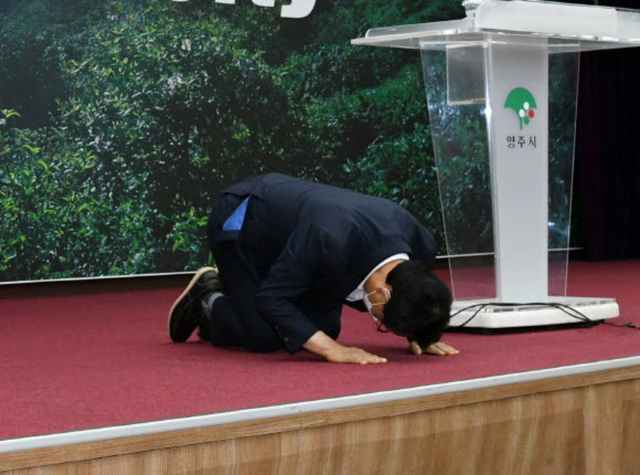 박남서 영주시장이 직원들에게 큰절을 하고 있다. 영주시 제공