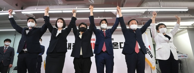 국민의힘의 1년 전 분위기는 180도 달랐다. 지난해(2021년) 6월 11일 선출된 국민의힘 초대 당 대표 및 최고위원들. 왼쪽부터 김용태 청년최고위원, 배현진·조수진 최고위원, 이준석 당 대표, 김재원·정미경 최고위원.(윤영석 최고위원은 지명직). 연합뉴스