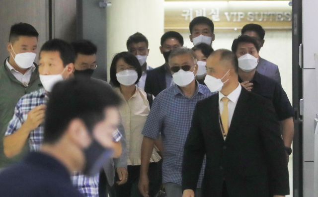 1일 오후 여름 휴가차 제주공항에 도착한 문재인 전 대통령 및 일행. 문 전 대통령은 1주일 간 제주에 머물며 휴양할 예정인 것으로 알려졌다. 연합뉴스