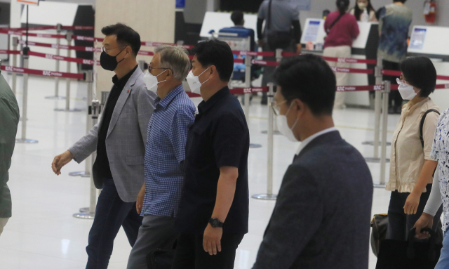 1일 오후 여름 휴가차 제주공항에 도착한 문재인 전 대통령 및 일행. 문 전 대통령은 1주일 간 제주에 머물며 휴양할 예정인 것으로 알려졌다. 연합뉴스