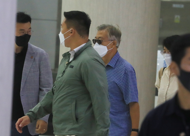 1일 오후 여름 휴가차 제주공항에 도착한 문재인 전 대통령 및 일행. 문 전 대통령은 1주일 간 제주에 머물며 휴양할 예정인 것으로 알려졌다. 연합뉴스