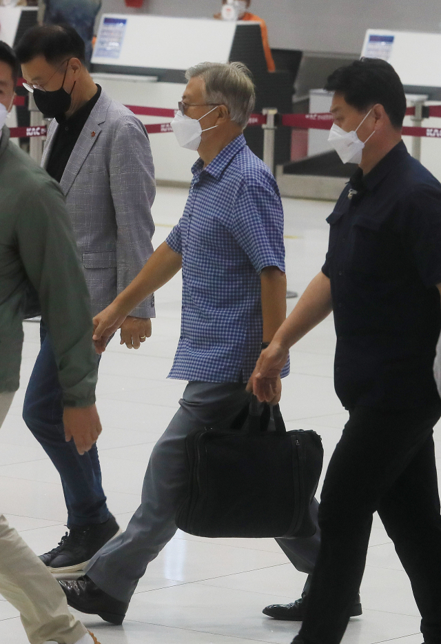 1일 오후 여름 휴가차 제주공항에 도착한 문재인 전 대통령 및 일행. 문 전 대통령은 1주일간 제주에 머물며 휴양할 예정인 것으로 알려졌다. 연합뉴스