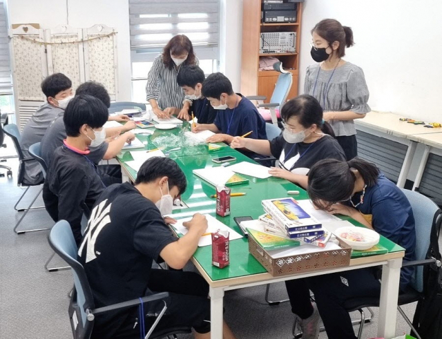 여름 계절학교 학생들이 미술 체험 활동을 하고 있다. 봉화교육지원청 제공