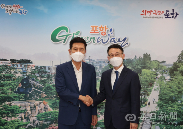 이강덕(왼쪽) 포항시장과 양근석 미국 펜실베니아 주정부 한국사무소장이 지난 1일 만남을 갖고 상호 협력을 다짐하는 악수를 나누고 있다. 포항시 제공