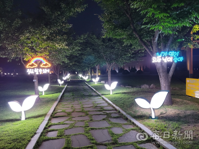 경산시 삼성현문화박물관은 4~15일 삼성현역사문화공원에서 한여름 밤 다함께 즐거운 문화행사를 연다. 사진은 한여름 밤의 불빛 축제의 조명 모습. 경산시 제공