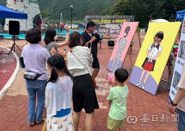 투어버스 관광객들이 산타마을을 방문, 추억의 사진을 촬영하고 있다. 봉화군 제공