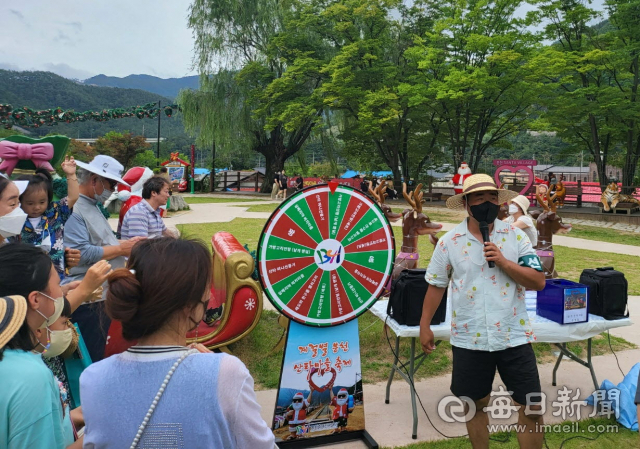 투어버스 관광객들이 산타마을을 방문, 체험을 즐기고 있다. 봉화군 제공